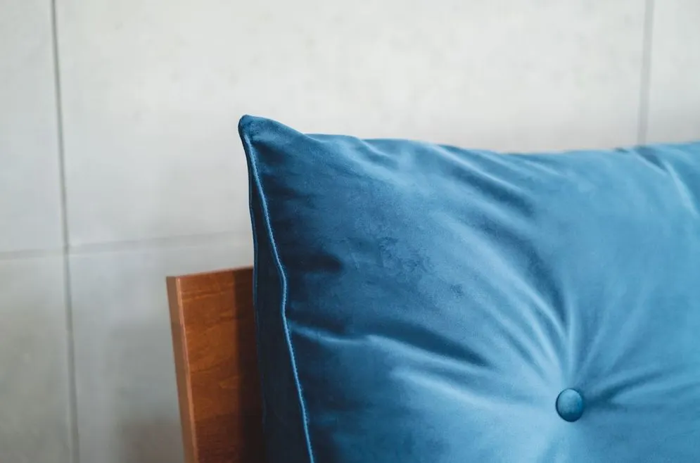 Poduszka zagłówek PILLOW CHIC VELVET 140 granatowa dekoracyjna do sypialni | MIRAT.