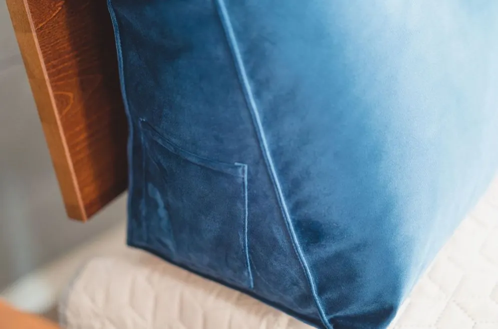 Poduszka zagłówek PILLOW CHIC VELVET 140 granatowa dekoracyjna do sypialni | MIRAT.