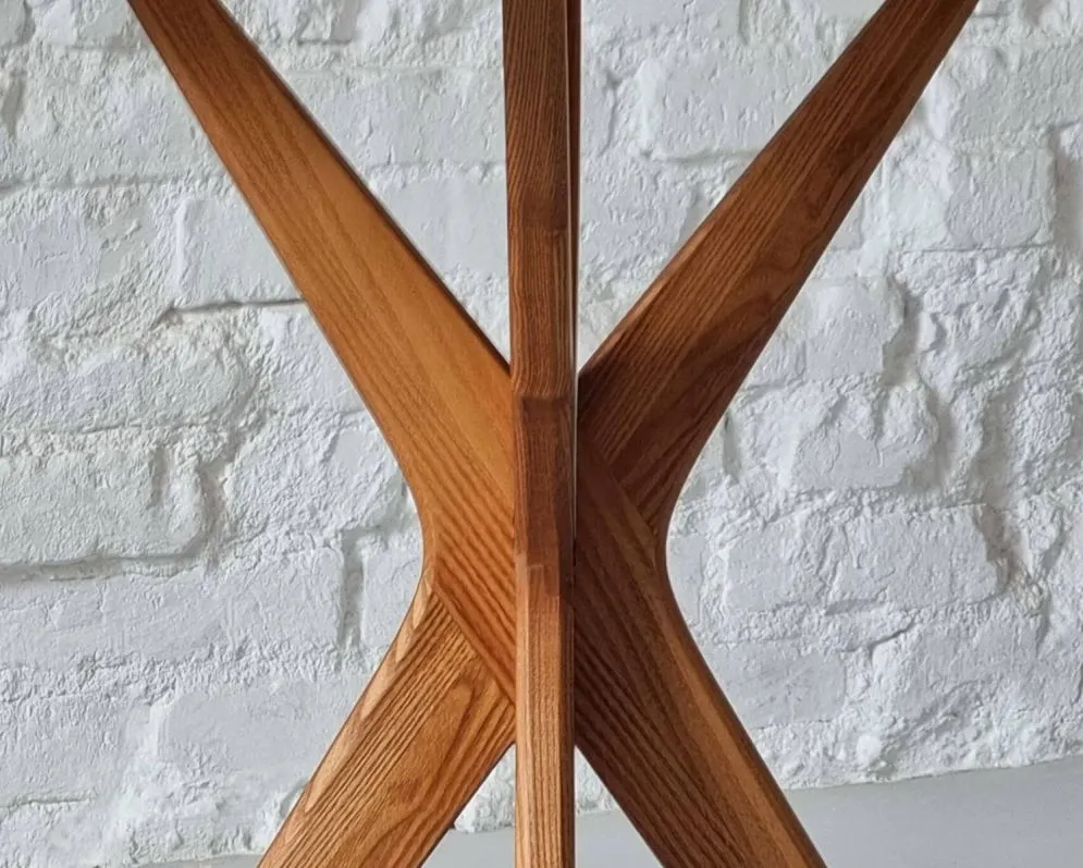 Minimalistyczny stół CUTTI 55x80 orzechowy styl SKANDYNAWSKI