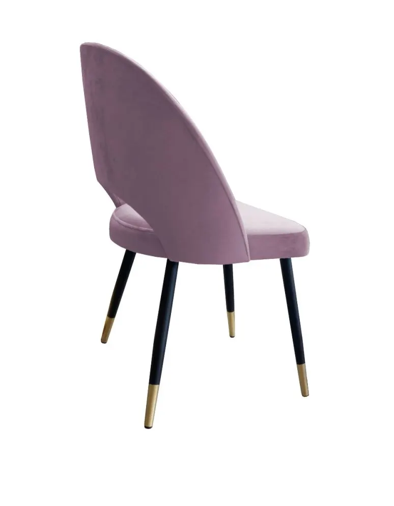 Krzesło ISKAR VELVET GOLD jasno różowe na czarnych nogach do salonu | MIRAT. w stylu GLAMOUR kolekcja