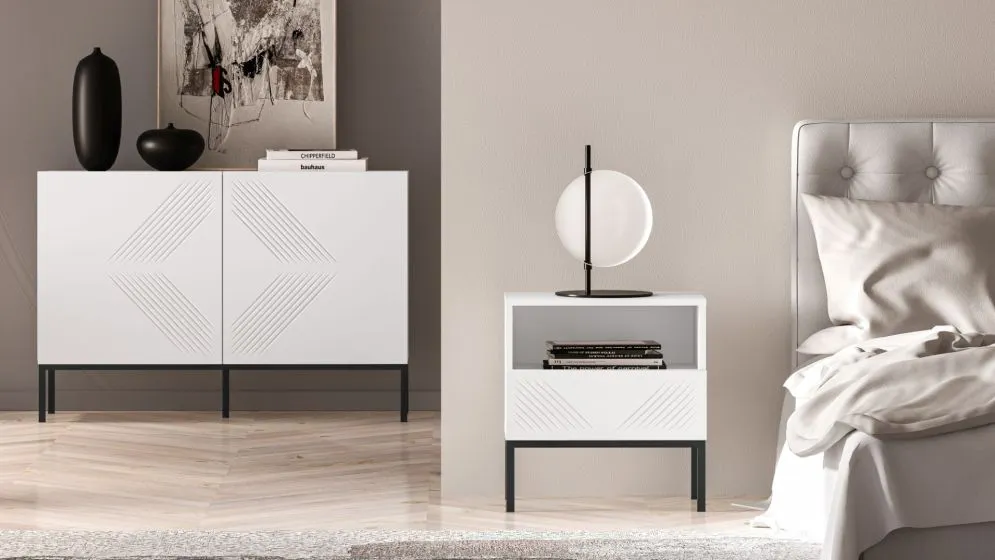 Szafka nocna KLARA biały mat z podstawą do sypialni I sklep meblowy MIRAT. styl GLAMOUR kolekcja KLARA