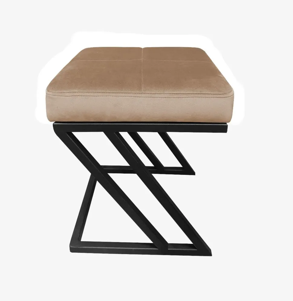 Pufa ZAZU MG VELVET beżowa na dekoracyjnym metalowym stelażu | MIRAT. w stylu LOFT kolekcja