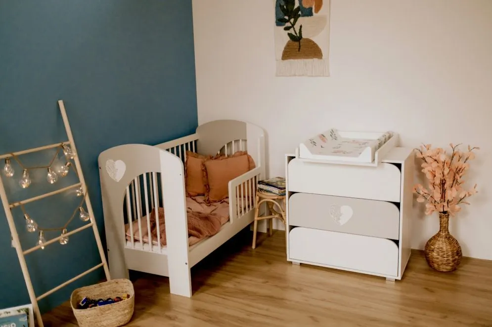 Łóżeczko dziecięce MAJA 120x60 białe/szare z regulacją wysokości I sklep meblowy MIRAT. styl SKANDYNAWSKI
