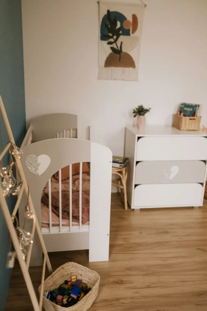 Łóżeczko dziecięce MAJA 120x60 białe/szare z regulacją wysokości I sklep meblowy MIRAT. styl SKANDYNAWSKI
