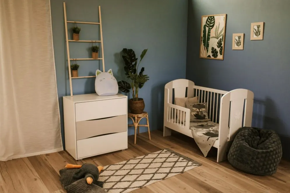 Łóżeczko dziecięce PATI 120x60 białe/szare drewniane I sklep meblowy MIRAT. styl SKANDYNAWSKI