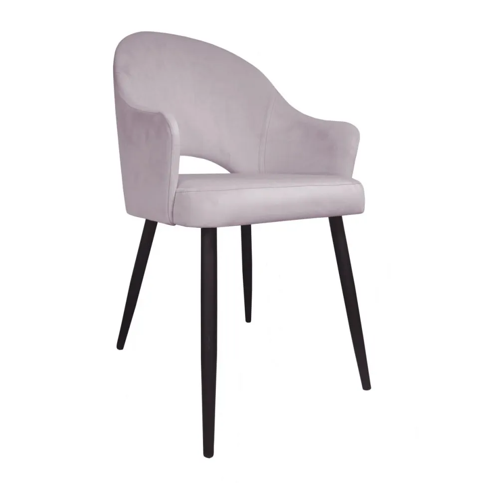 Krzesło JENISEJ VELVET jasno różowe na czarnych nogach do salonu | MIRAT. styl GLAMOUR