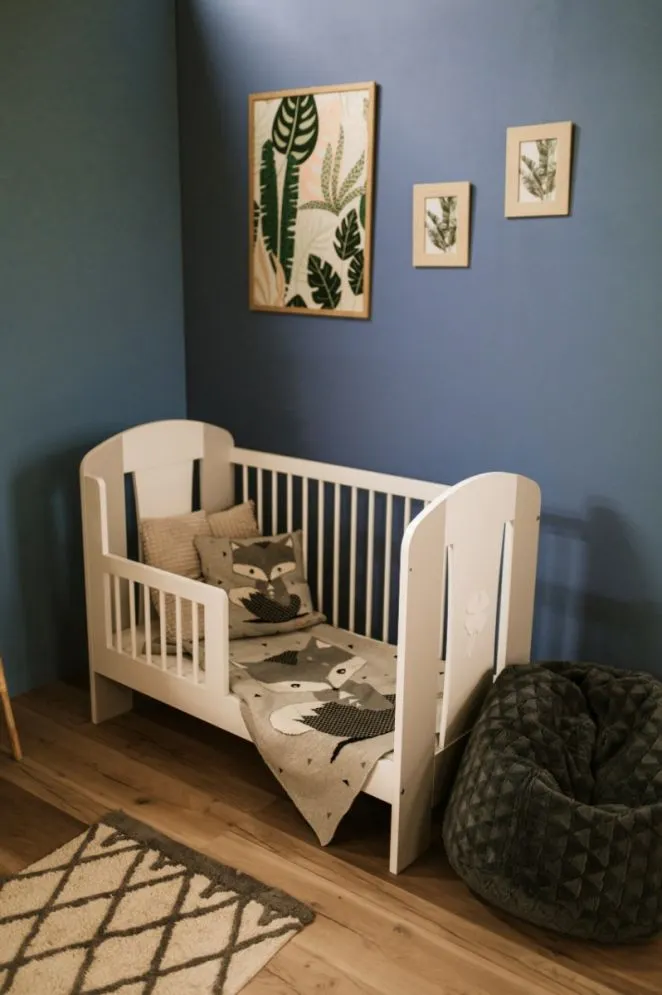 Łóżeczko dziecięce PATI 120x60 białe/szare drewniane I sklep meblowy MIRAT. styl SKANDYNAWSKI
