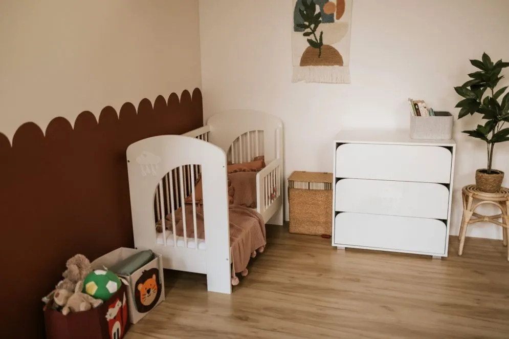 Łóżeczko dziecięce MAJA 2 120x60 białe drewniane I sklep meblowy MIRAT. styl SKANDYNAWSKI