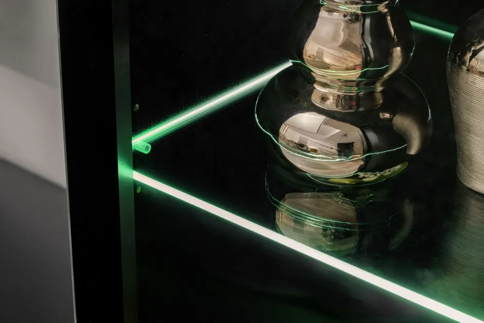 Witryna niska CAMERON LED hickory jackson/czarna szklana I sklep meblowy MIRAT.