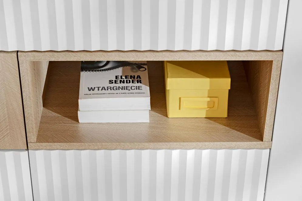 Komoda ZOE 3D2S jodełka scandi/biały mat z bezuchwytowym systemem otwierania I sklep meblowy MIRAT. styl RYFLOWANY, SKANDYNAWSKI