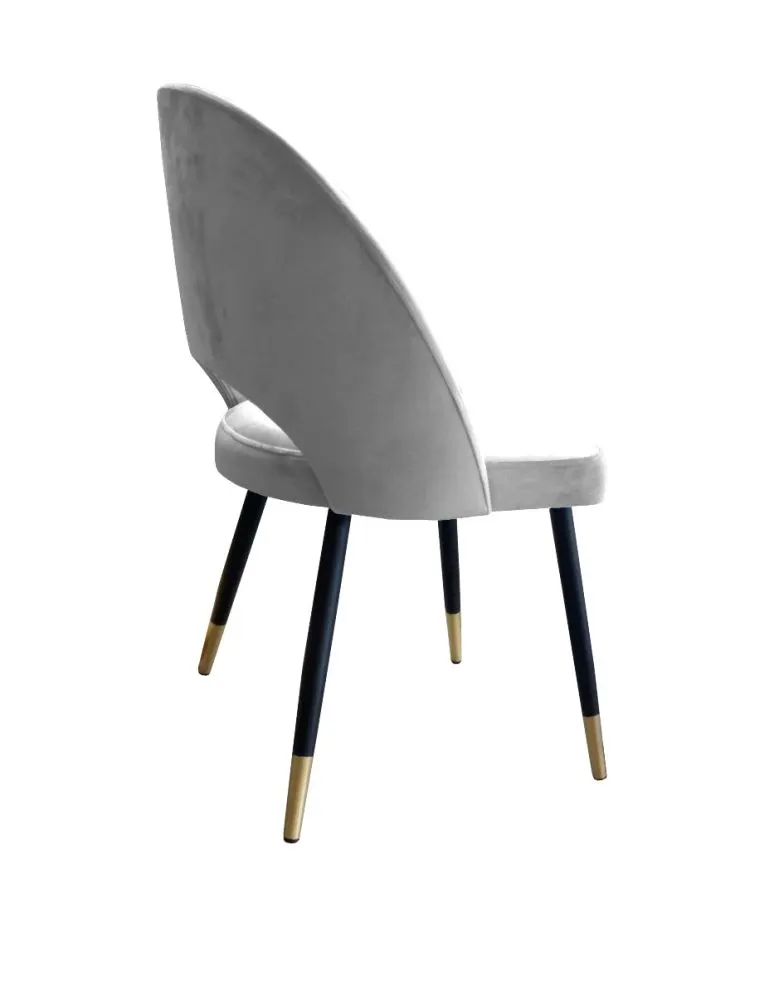 Krzesło ISKAR VELVET GOLD jasno szare nowoczesne z kubełkowym oparciem | MIRAT. w stylu GLAMOUR kolekcja