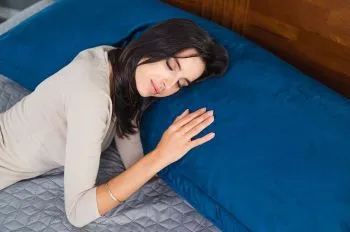 Poduszka na zagłówek PILLOW CHIC 2 VELVET 180 granatowa