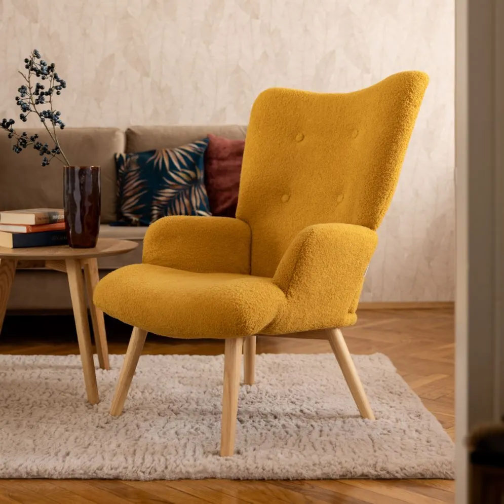 Fotel tapicerowany MOSS w tkaninie TEDDY BOUCLÉ musztardowy | MIRAT styl SKANDYNAWSKI
