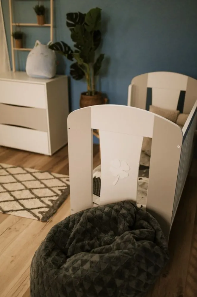 Łóżeczko dziecięce PATI 120x60 białe/szare drewniane I sklep meblowy MIRAT. styl SKANDYNAWSKI
