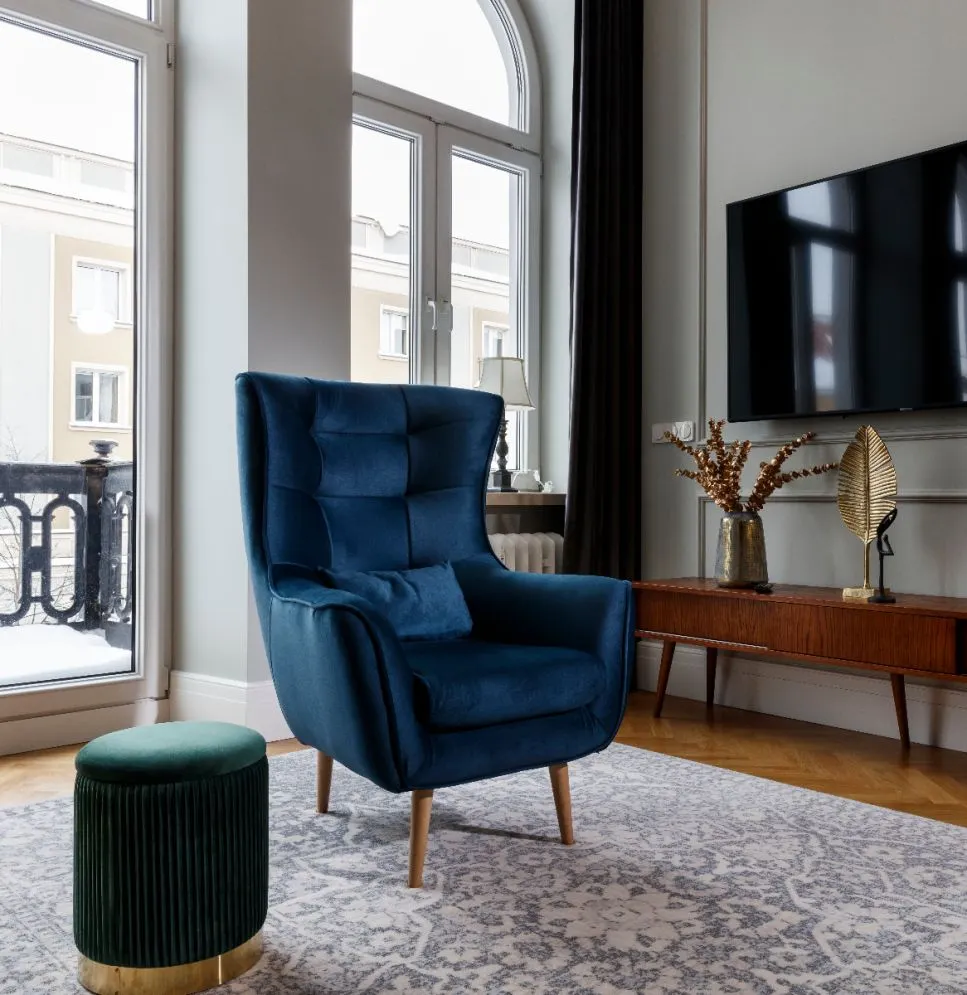 Fotel do salonu ARTI VELVET granatowy na drewnianych nogach | MIRAT. w stylu GLAMOUR kolekcja