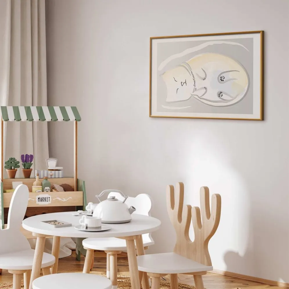 Plakat Śpiący kotek 42x29,7 cm z ramą złotą z marginesem | MIRAT.