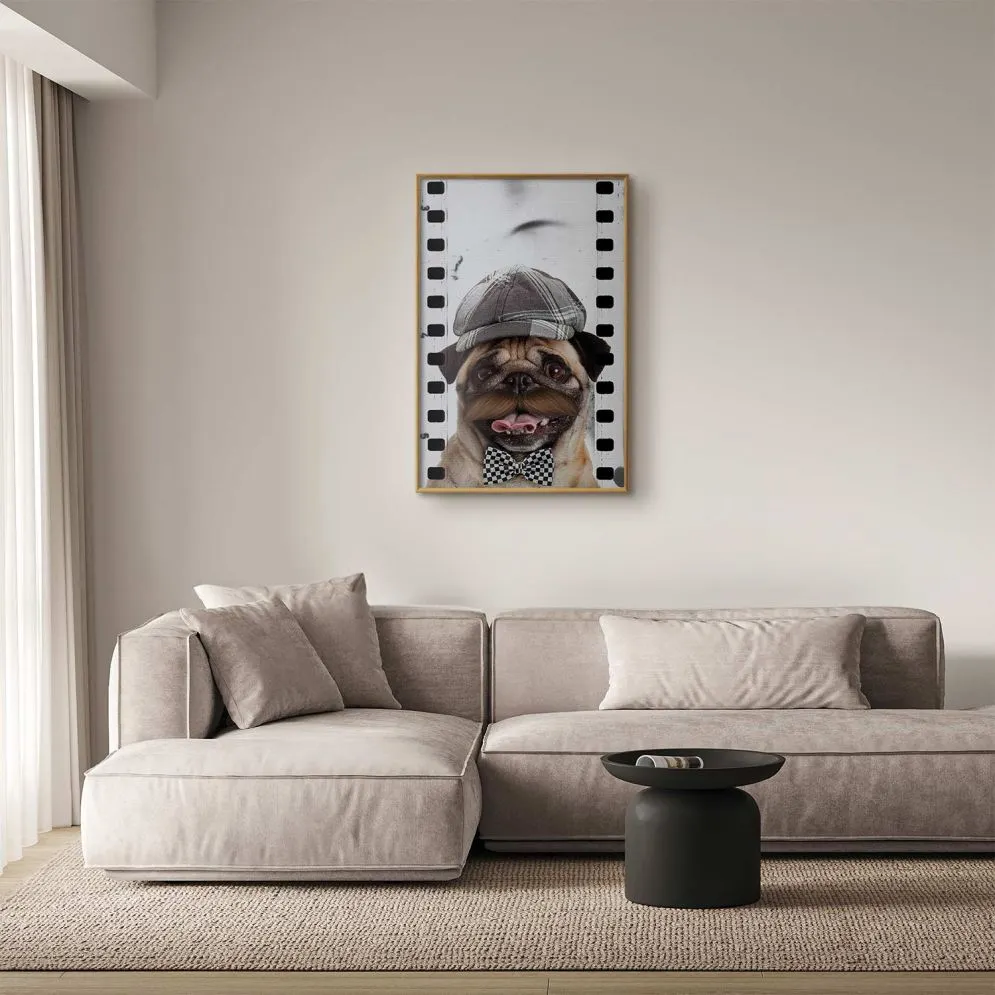 Plakat Mops w czapce 29,7x42 cm z ramą złotą bez marginesu | MIRAT.