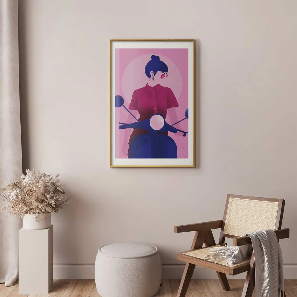 Plakat Kobieta na skuterze 40x60 cm z ramą złotą z marginesem | MIRAT.