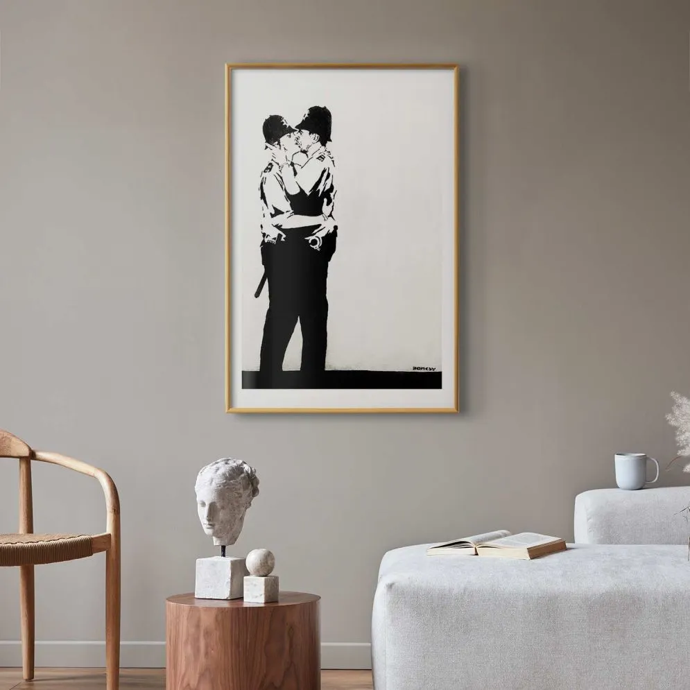 Plakat Pocałunek policjantów 21x30 cm z ramą złotą z marginesem | MIRAT.