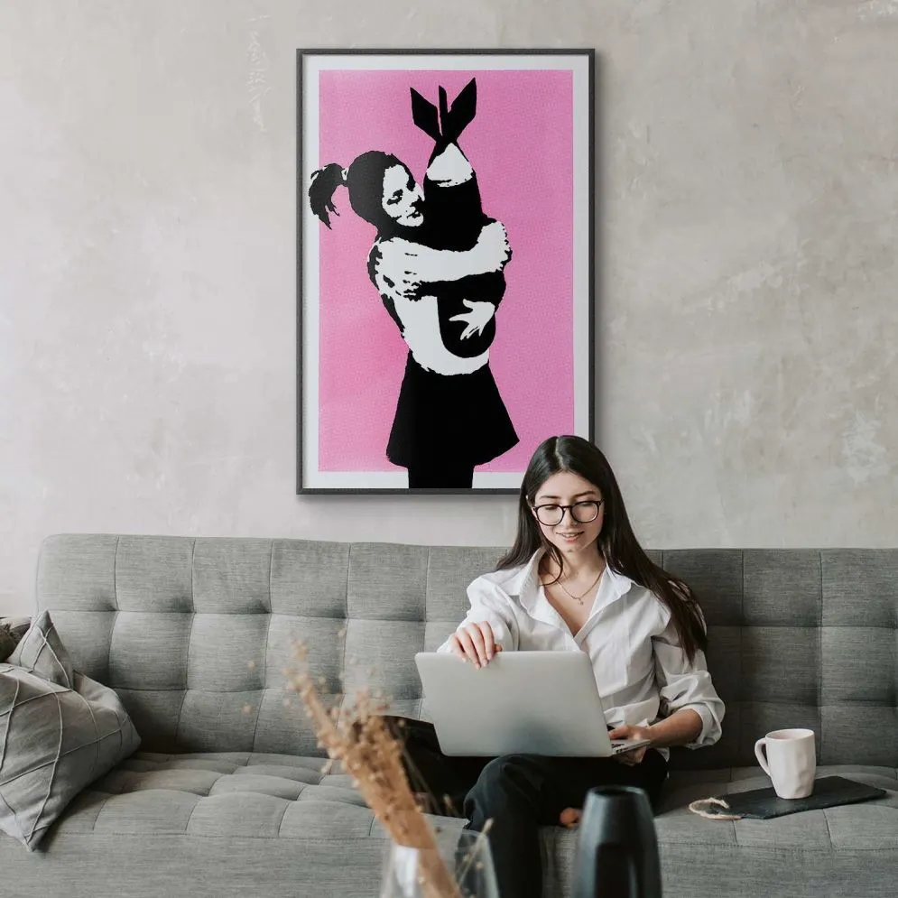 Plakat Bombowy uścisk 60x90 cm z ramą czarną bez marginesu | MIRAT.