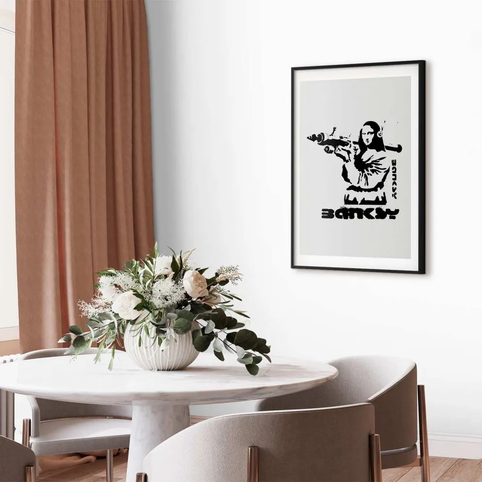 Plakat Mona Lisa z bazuką 60x90 cm z ramą czarną z marginesem | MIRAT.