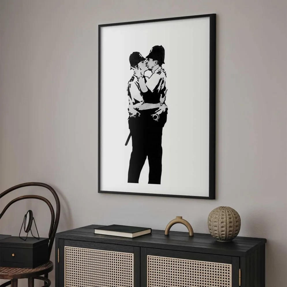 Plakat Kissing Coppers 60x90 cm z ramą czarną z marginesem | MIRAT.