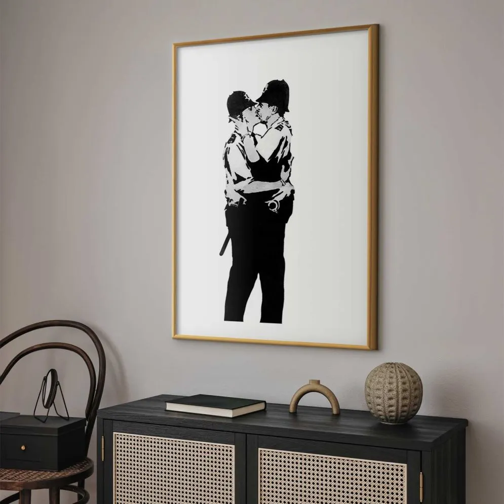 Plakat Kissing Coppers 60x90 cm z ramą złotą z marginesem | MIRAT.