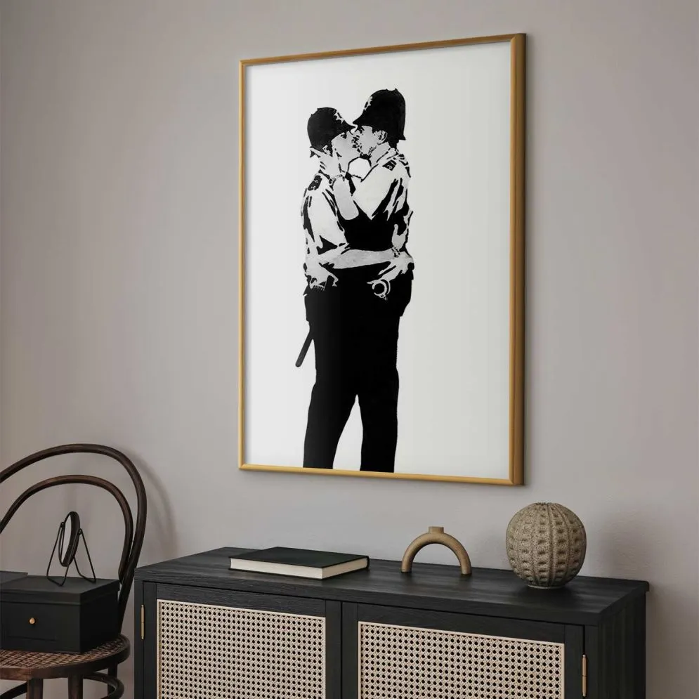 Plakat Kissing Coppers 21x30 cm z ramą złotą bez marginesu | MIRAT.