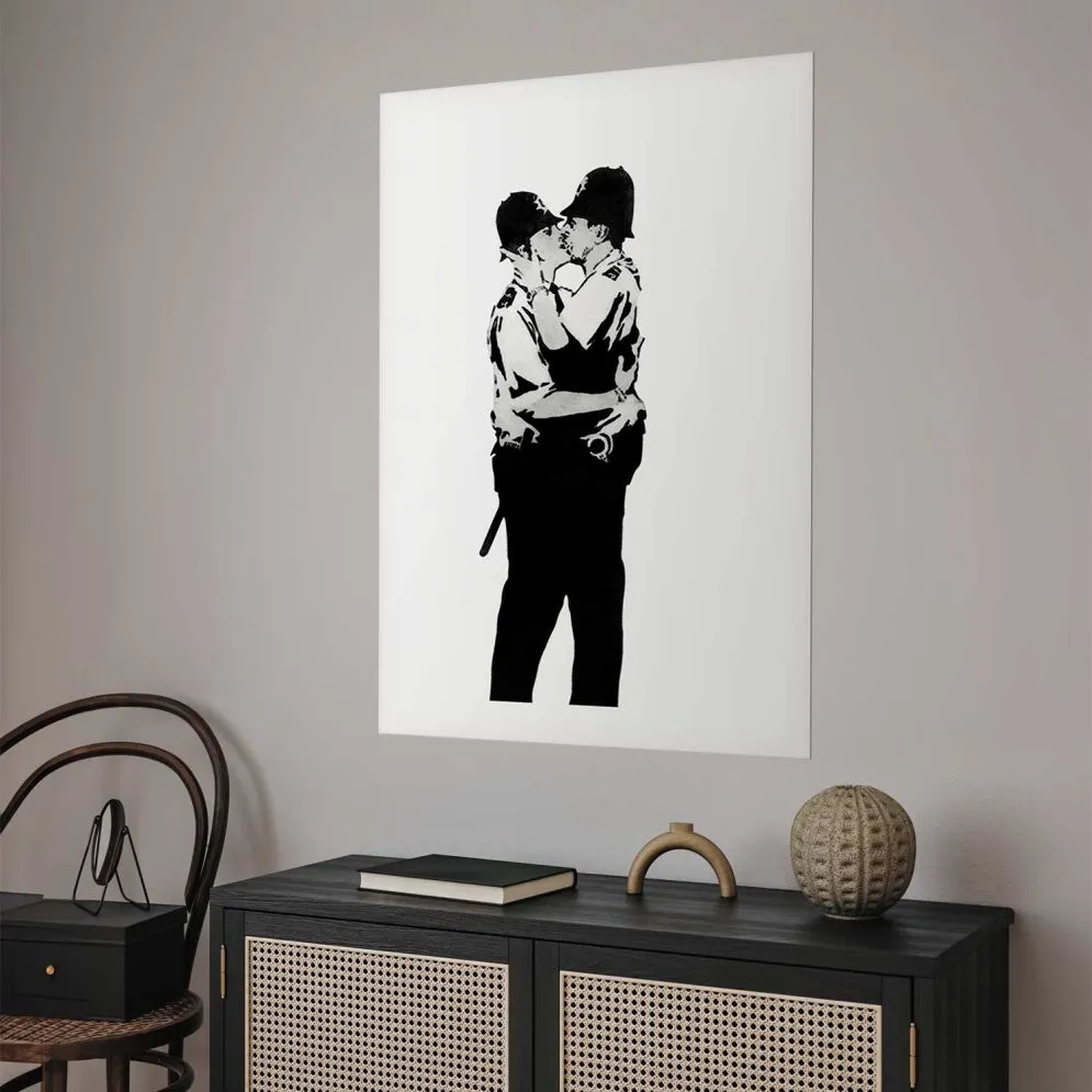 Plakat Kissing Coppers 60x90 cm bez ramy z marginesem | MIRAT.