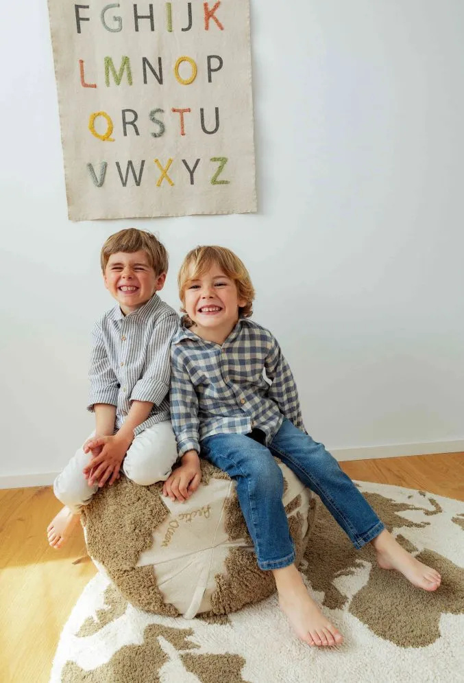 Pufa dziecięca GLOBIA beżowa/brązowa mapa świata I sklep meblowy MIRAT.