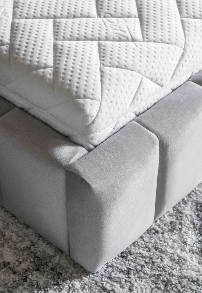 Łóżko tapicerowane LAMICA VELVET 160x200 jasnoszare z pojemnikiem i stelażem | MIRAT. styl GLAMOUR