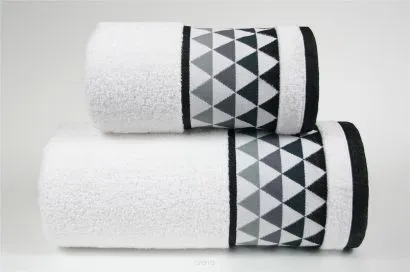 Biały ręcznik bawełniany do łazienki dla mężczyzn we wzory geometryczne MEN WAY Greno