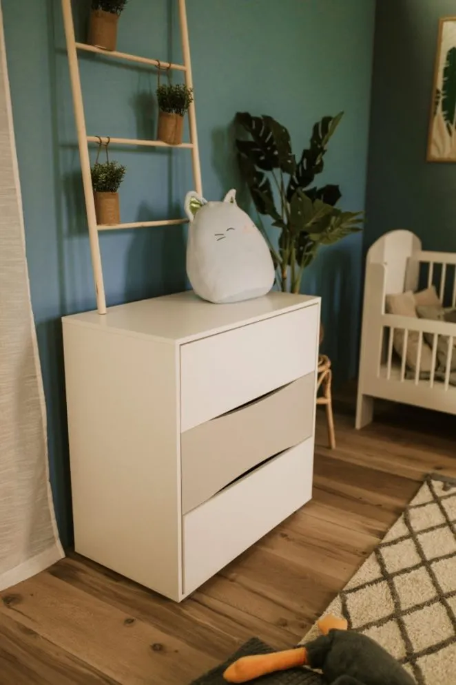 Minimalistyczna komoda dla dzieci PATI 80cm biała/szara z przewijakiem I sklep meblowy MIRAT. styl SKANDYNAWSKI