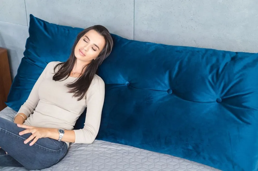 Poduszka zagłówek PILLOW CHIC VELVET 180 granatowa pikowana | MIRAT.