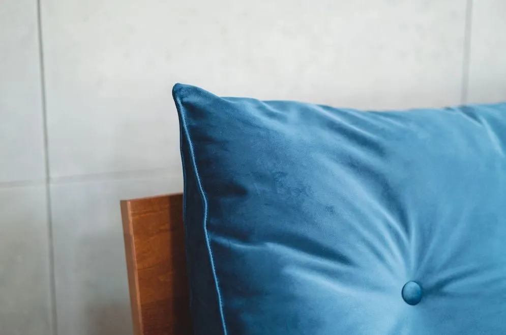 Poduszka zagłówek PILLOW CHIC VELVET 160 granatowa dekoracyjna do czytania | MIRAT.