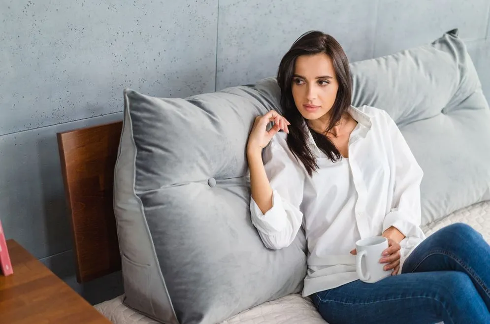 Poduszka zagłówek PILLOW CHIC VELVET 140 szara dekoracyjna | MIRAT.