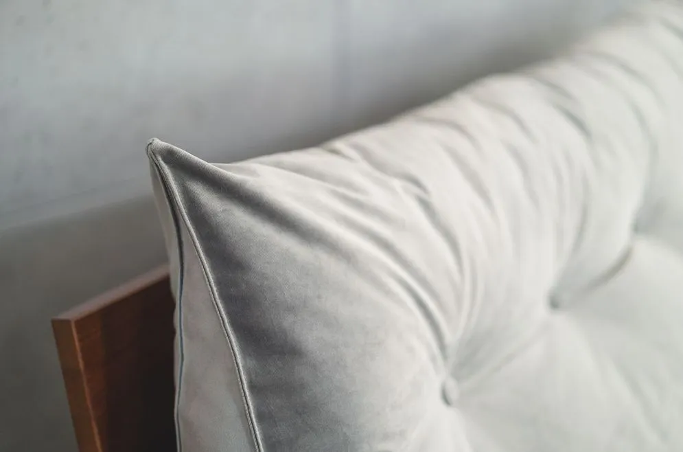 Poduszka zagłówek PILLOW CHIC VELVET 160 szara dekoracyjna | MIRAT.