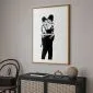 Plakat Kissing Coppers 60x90 cm z ramą złotą z marginesem | MIRAT.