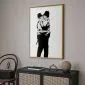 Plakat Kissing Coppers 21x30 cm z ramą złotą bez marginesu | MIRAT.