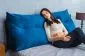 Poduszka zagłówek PILLOW CHIC VELVET 160 granatowa dekoracyjna do czytania | MIRAT.