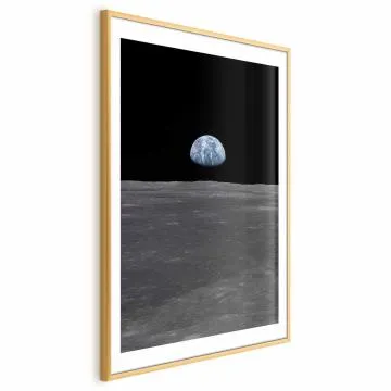 Plakat Daleko od domu 60x90 cm z ramą złotą z marginesem