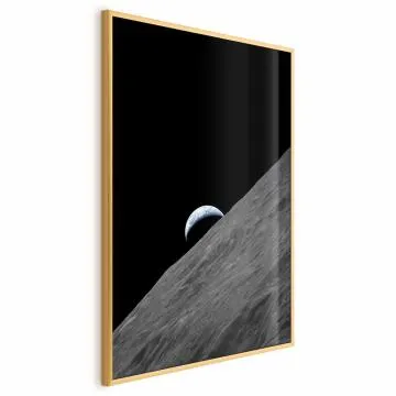 Plakat Samotna planeta 40x60 cm z ramą złotą bez marginesu